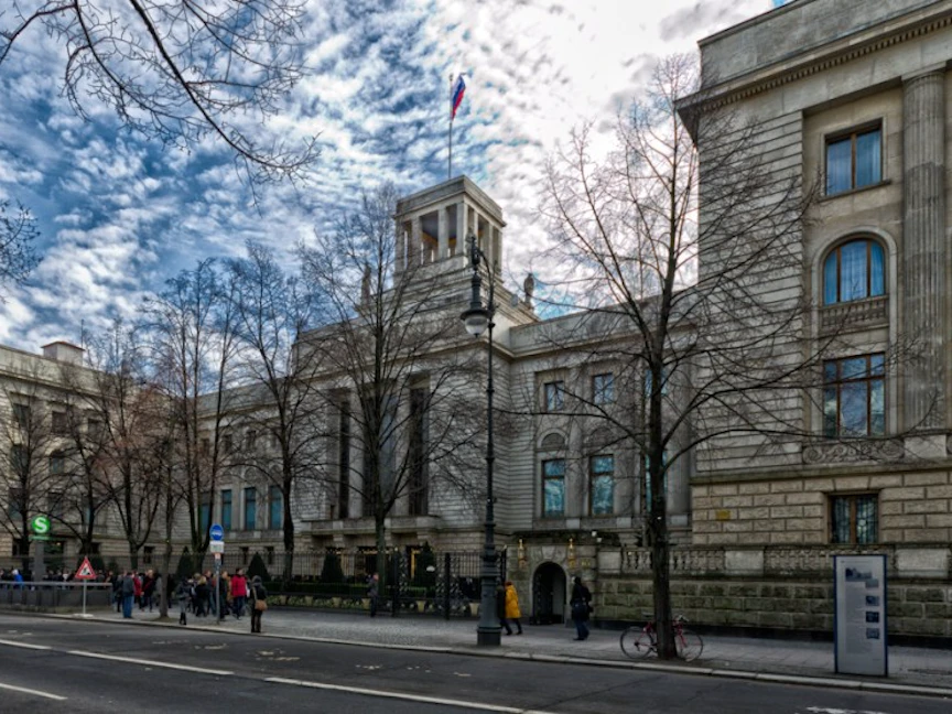 مقر السفارة الروسية في ألمانيا، 7 مارس 2022 - russische-botschaft.ru