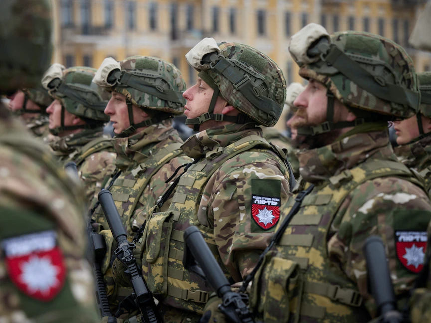 جنود أوكرانيون خلال مشاركتهم في إحياء ذكرى مرور عام على الغزو الروسي في العاصمة الأوكرانية كييف- 24 فبراير 2023 - REUTERS