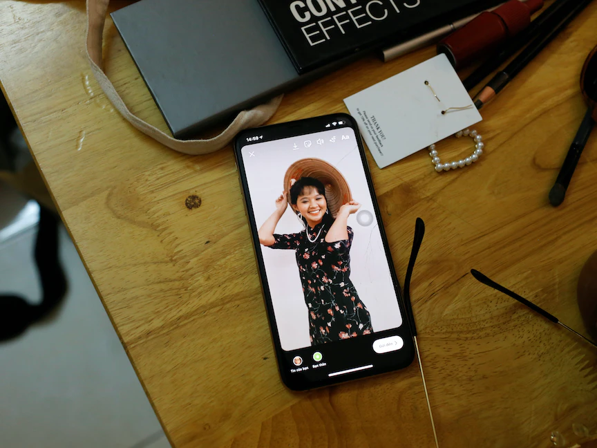 تطبيق إنستغرام على شاشة هاتف ذكي - REUTERS