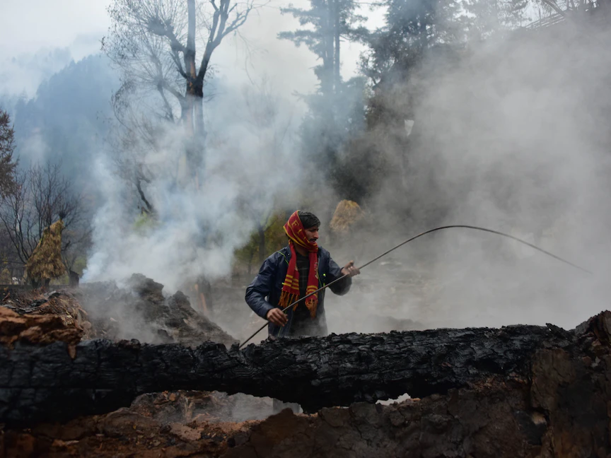 منازل مدمر في قرية تهجين بعد يوم من قصف عبر الحدود بين القوات الباكستانية والهندية في وادي نيلوم، كشمير - AFP