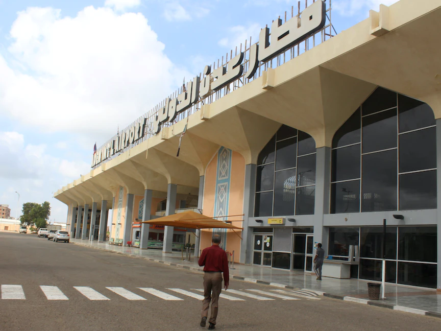 اليمن .. سقوط ضحايا في انفجار أمام مطار عدن