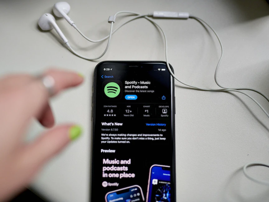 منصة البث الصوتي "سبوتيفاي" تطلق خدمة الكتب المسموعة في الولايات المتحدة - Bloomberg