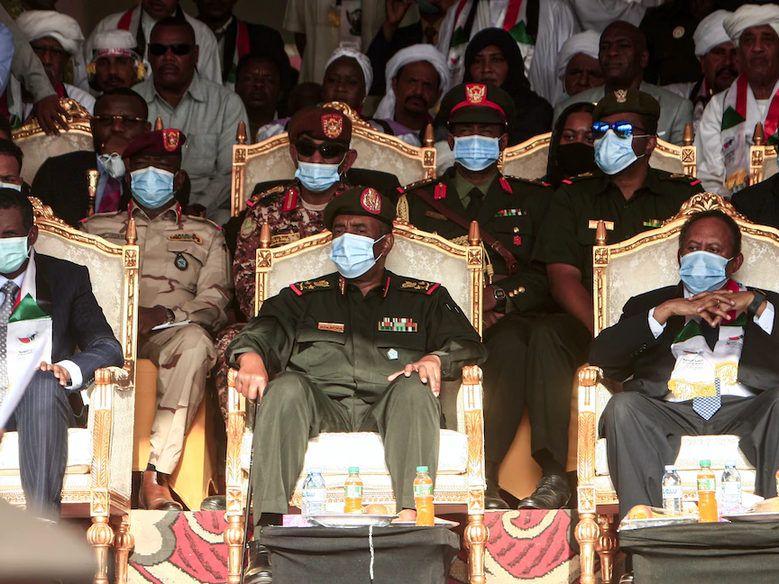 اللواء عبد الفتاح البرهان ورئيس الوزراء عبد الله حمدوك خلال حفل استقبال في العاصمة الخرطوم - 8 أكتوبر 2020 - AFP