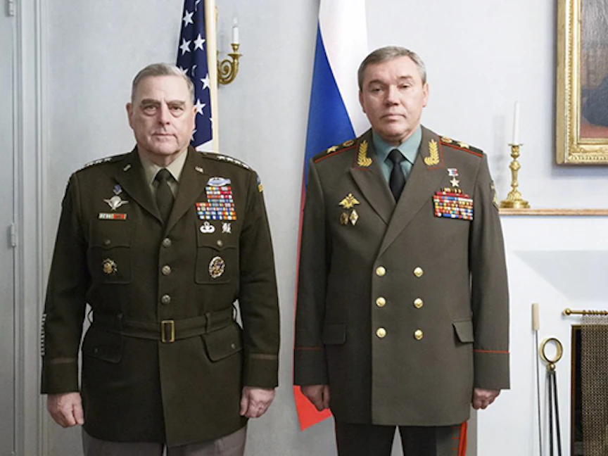 رئيسا هيئة الأركان المشتركة الأميركي والروسي مارك ميلي (يسار) وفاليري جيراسيموف - ar.mil.ru/ar/news_page/country/more.htm?id=12385124@egNews