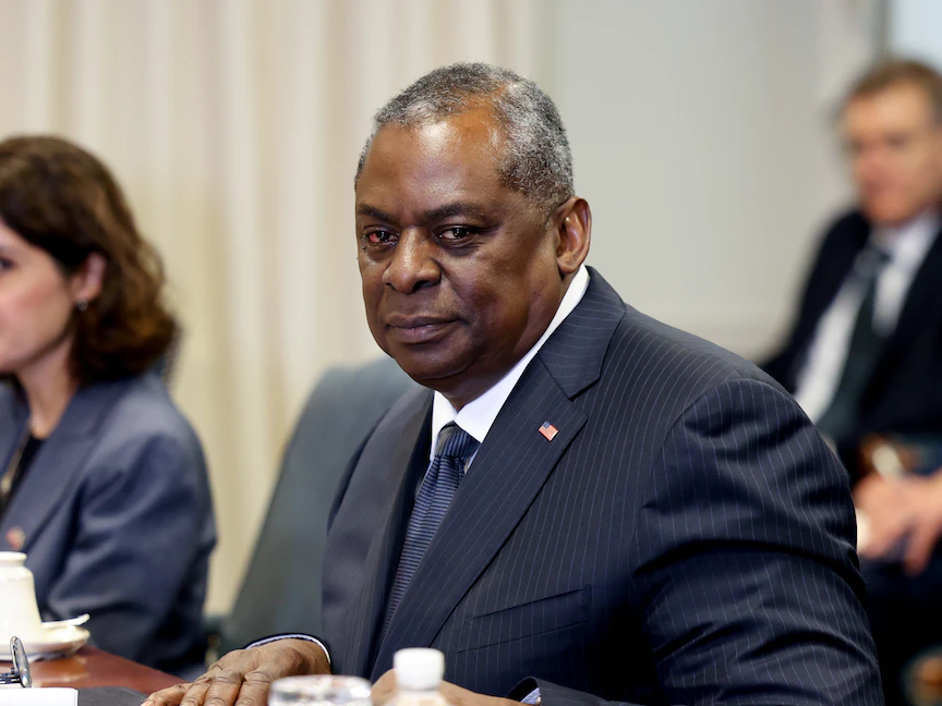 وزير الدفاع الأميركي لويد أوستن خلال لقاء نظيره البريطاني بن والاس في أرلينغتون، 12 يوليو 2021 - REUTERS