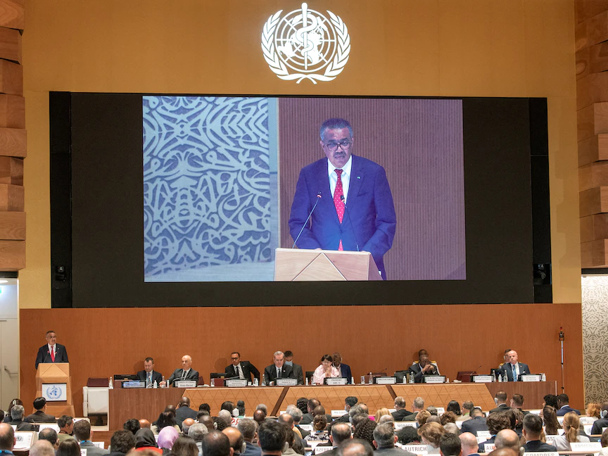 تيدروس أدهانوم جيبريسوس مدير منظمة الصحة العالمية يلقي كلمة أمام الجمعية العامة للمنظمة في جنيف - 22 مايو 2022 - AFP