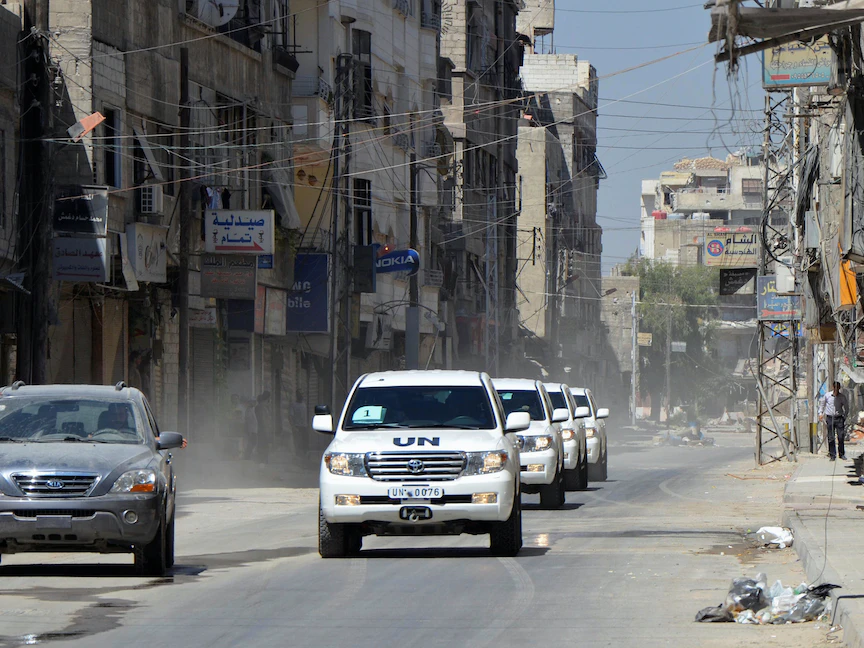 قافلة مركبات تابعة للأمم المتحدة تقل فريقاً من خبراء الأسلحة الكيماوية التابعين للأمم المتحدة يرافقها مقاتلو الجيش السوري الحر تمر عبر موقع هجوم مزعوم بالأسلحة الكيماوية في الغوطة- 28 أغسطس 2013 - REUTERS