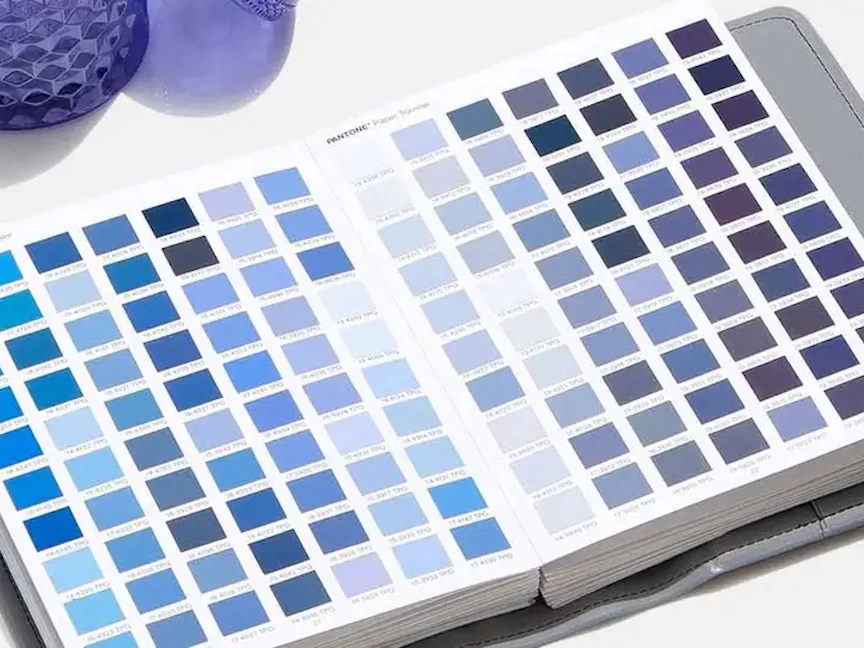 أحد كتب ألوان "بانتوني" - Pantone