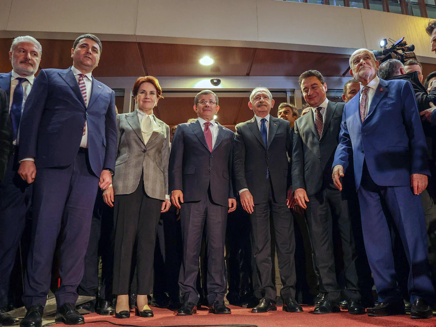 قادة أحزاب ائتلاف "الطاولة السداسية" المعارض في تركيا يعلنون في أنقرة التوافق على ترشيح كمال كيليجدار في انتخابات الرئاسة المقررة في مايو. 6 مارس 2023 - AFP