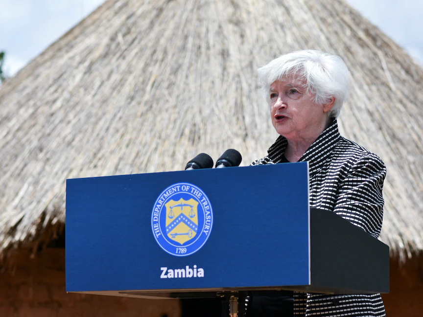 وزيرة الخزانة الأميركية جانيت يلين تلقي كلمة خلال زيارتها لمشروع زراعي في زامبيا. 24 يناير 2023 - REUTERS