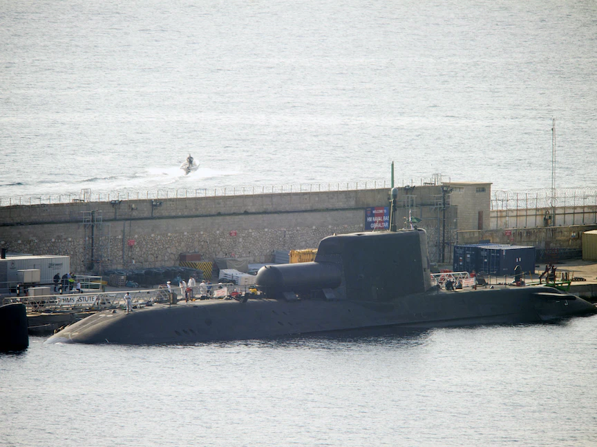 الغواصة "HMS Astute" إحدى غواصات البحرية الملكية البريطانية الجديدة التي تعمل بالطاقة النووية ترسو في رصيف جبل طارق- 20 مارس 2014. - AFP