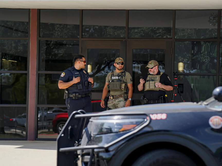 ضباط شرطة أمام مدرسة في أوفالدي بعد ثلاثة أيام من الهجوم الذي أودى بحياة 19 طفلاً واثنين من المدرسين - تكساس - الولايات المتحدة - 27 مايو 2022 - REUTERS