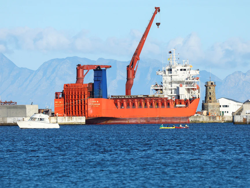 حاملة الحاويات الروسية "ليدي آر'' ترسو في قاعدة "سيمونز تاون" البحرية في كيب تاون جنوب إفريقيا. 7 ديسمبر 2022 - REUTERS