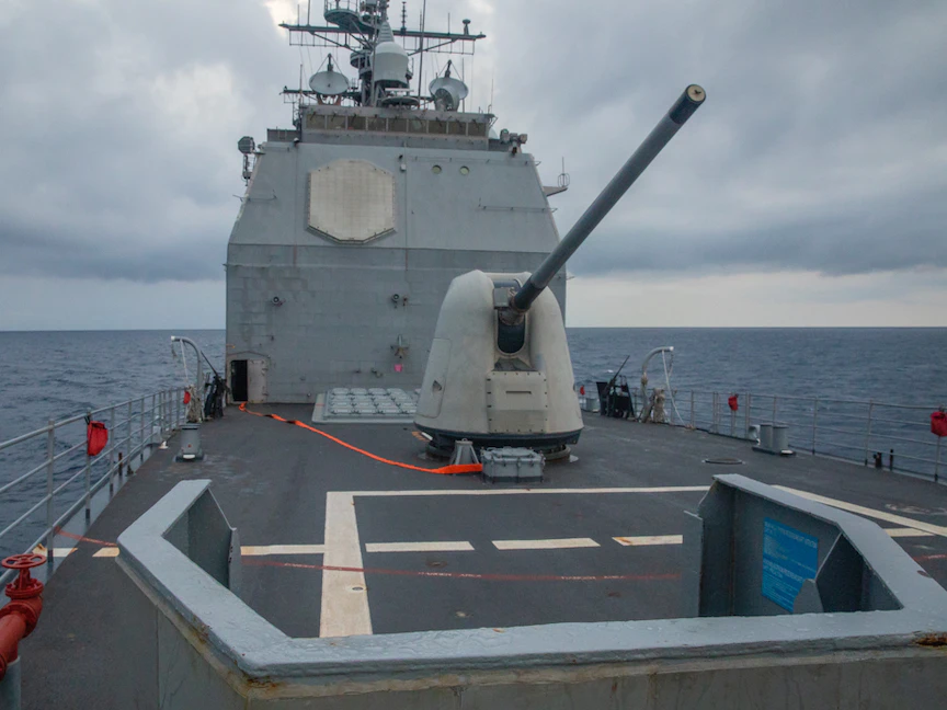 طراد الصواريخ "يو إس إس تشانسلورزفيل" الأميركي أثناء عبوره مضيق تايوان- 28 أغسطس 2022 - Twitter@US7thFleet