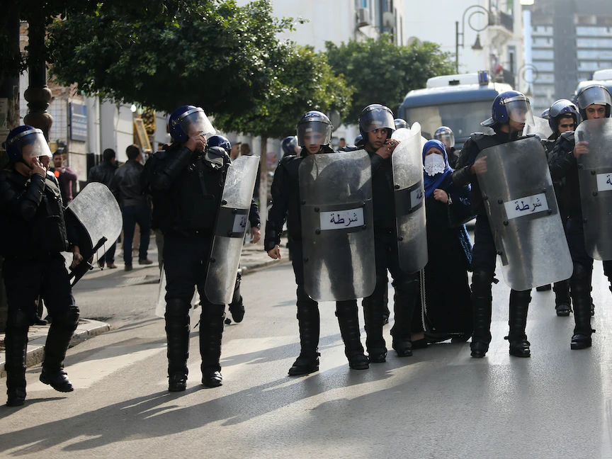 عناصر من قوات الأمن الجزائرية - REUTERS