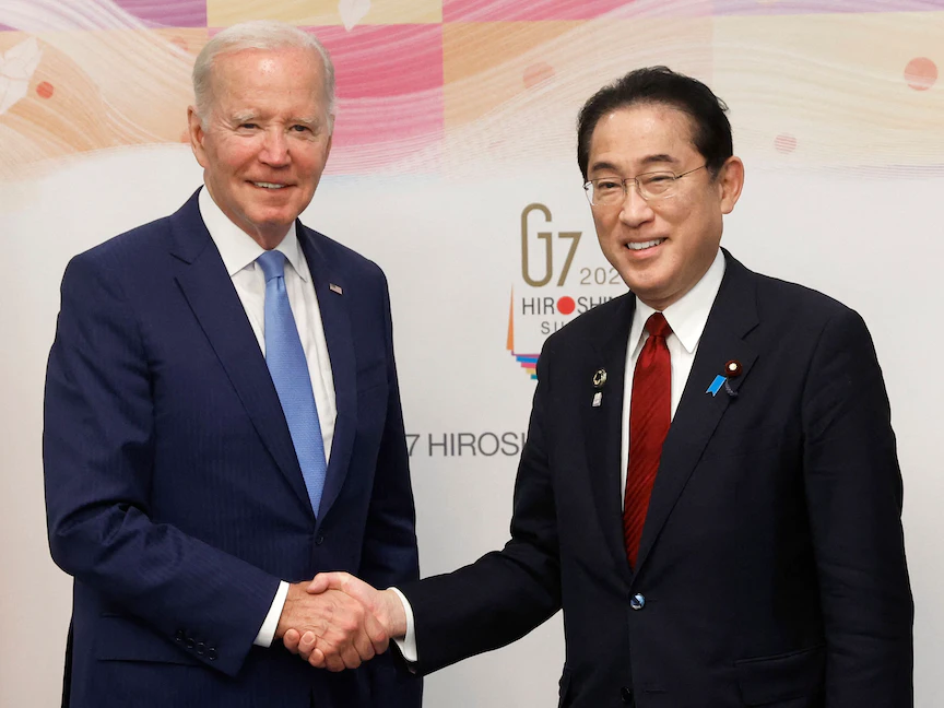 الرئيس الأميركي جو بايدن يصافح رئيس الوزراء الياباني فوميو كيشيدا قبيل جلسة مباحثات تستبق قمة مجموعة السبع، هيروشيما. 18 مايو 2023 - AFP