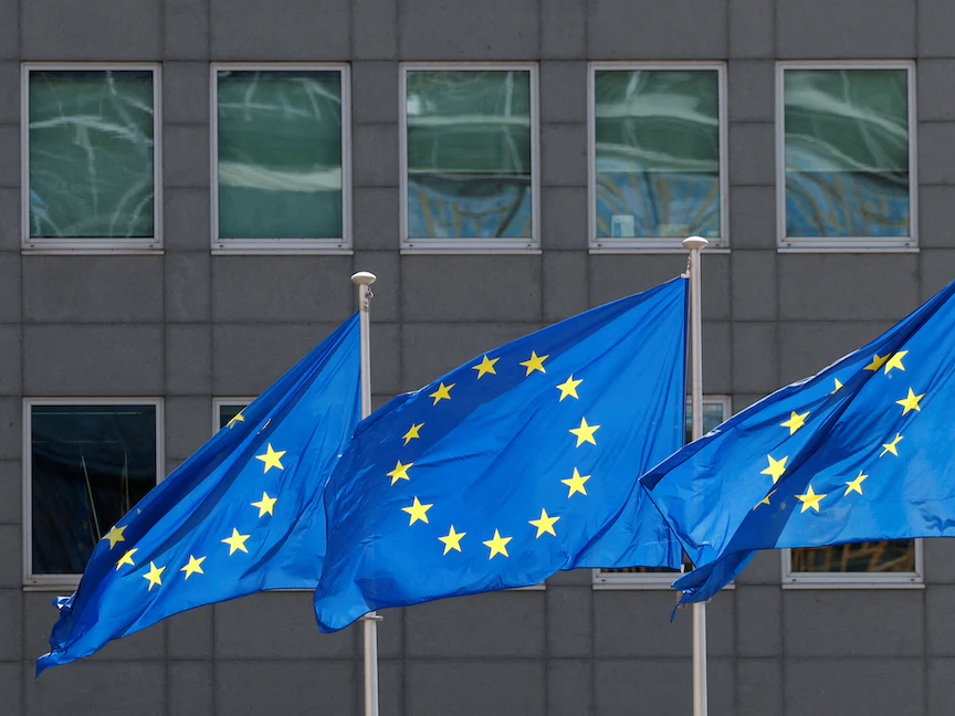 أعلام الاتحاد الأوروبي خارج مقر المفوضية الأوروبية في العاصمة البلجيكية بروكسل. - REUTERS