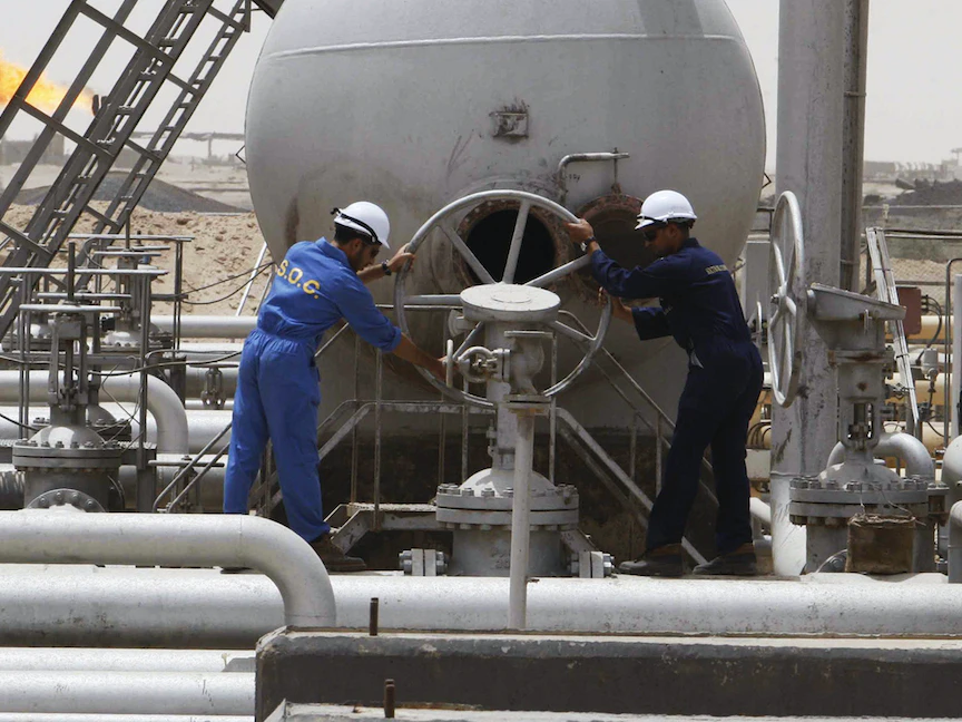 عمال في حقل "غرب القرنة 1" النفطي بمحافظة البصرة العراقية يقومون بضبط أحد الصمامات- 24 مايو 2010 - REUTERS