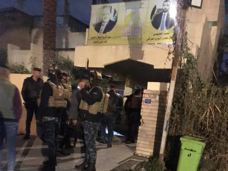 عناصر الأمن العراقية في محيط منزل النائب عن حزب "تقدم" عبد الكريم عبطان الجبوري الذي تعرض للهجوم بالقانبل اليدوية - 16 يناير 2021 - الشرق