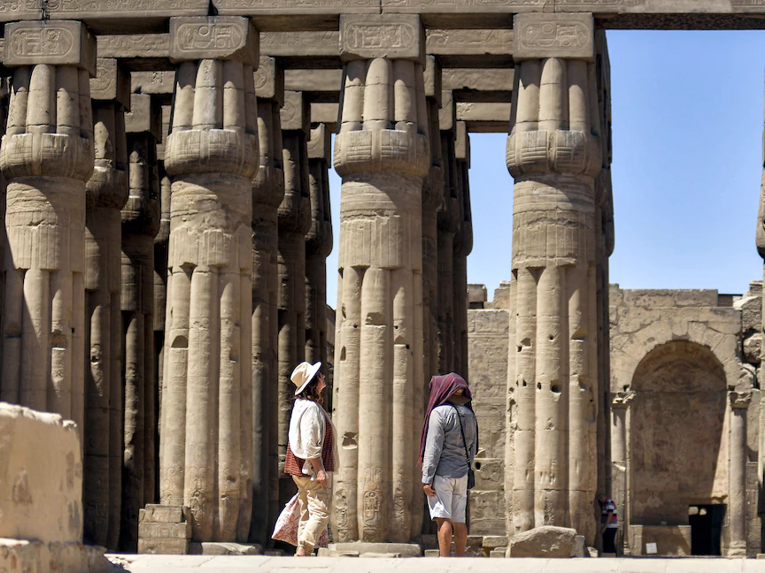 سياح في معبد الأقصر الفرعوني في مصر - AFP