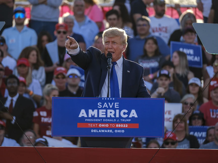 الرئيس الأميركي السابق دونالد ترمب يتحدث خلال تجمّع في أوهايو - 23 أبريل 2022 - Bloomberg