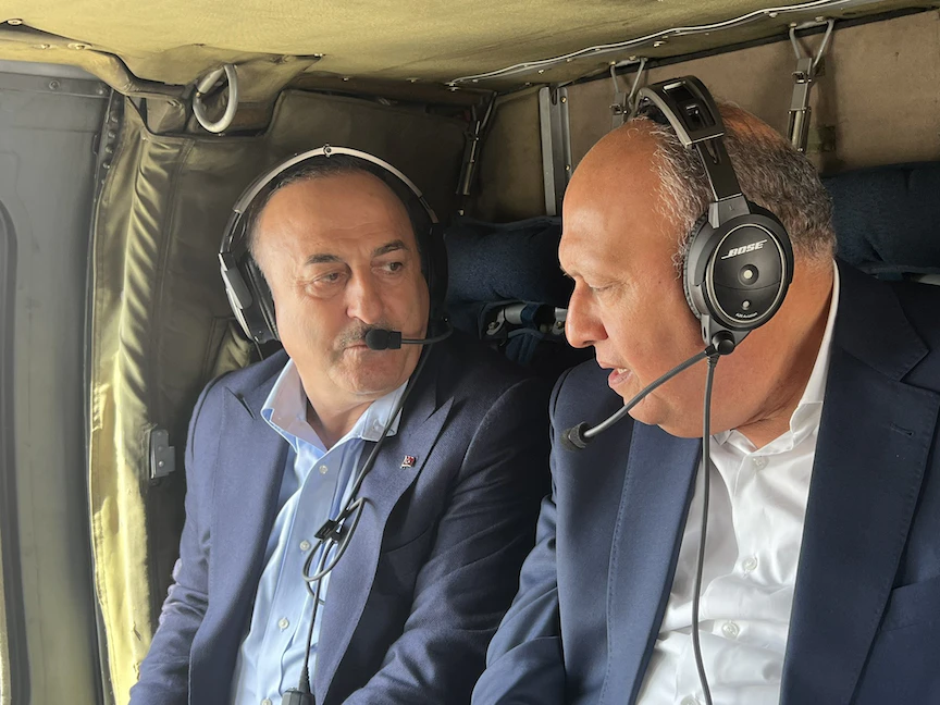 وزير الخارجية المصري سامح شكري ونظيره التركي مولود جاووش أوغلو يتوجهان إلى ميناء مرسين التركي. 27 فبراير 2023