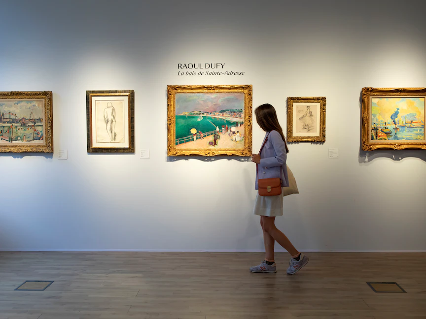 أعمال فنية للممثّل آلا ديلون معروضة في المزاد. 22 يونيو 2023 - AFP