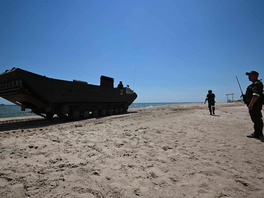 خبراء ألغام روس يزيلون الألغام من خليج وشاطئ ماريوبل. 12 يونيو 2022 - AFP