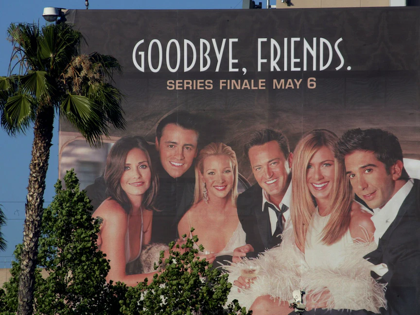 لوحة إعلانية تروج لنهاية مسلسل "الأصدقاء" في مكتب شبكة تلفزيون إن بي سي في بوربانك، كاليفورنيا، الولايات المتحدة - 3 مايو 2004 - X02146