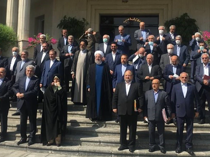 الرئيس الإيراني حسن روحاني في صورة جماعية مع أعضاء حكومته خلال الاجتماع الأخير في طهران - 1 أغسطس 2021 - tasnimnews.com