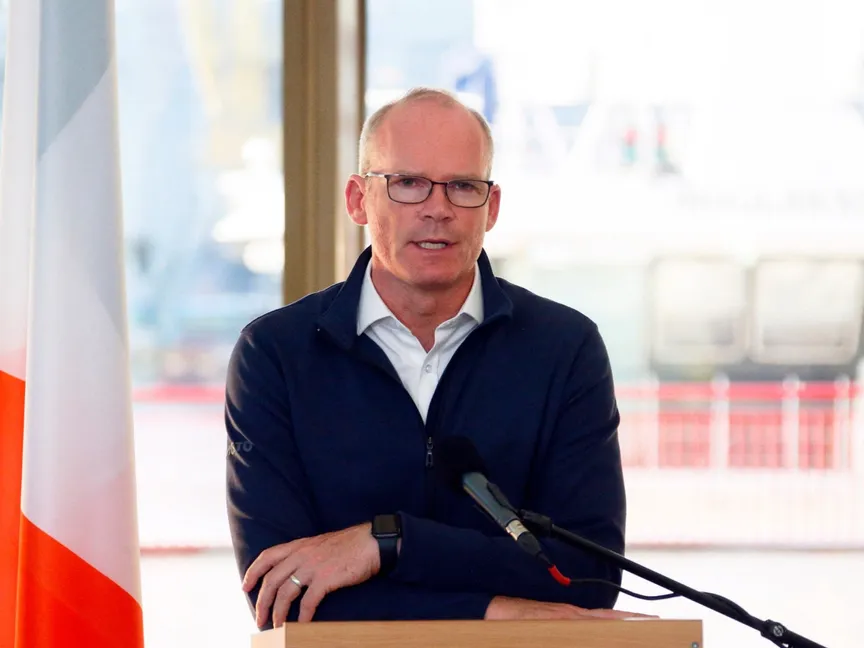 وزير التجارة والعمل الإيرلندي سيمون كوفيني يتحدث خلال مؤتمر صحافي مشترك في أوديسا الأوكرانية. 14 سبتمبر 2022 - AFP