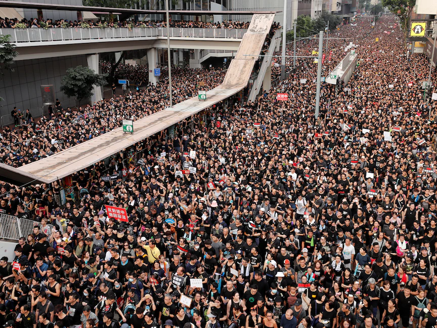 متظاهرون مؤيّدون للديمقراطية في هونغ كونغ، 16 يونيو 2019 - REUTERS