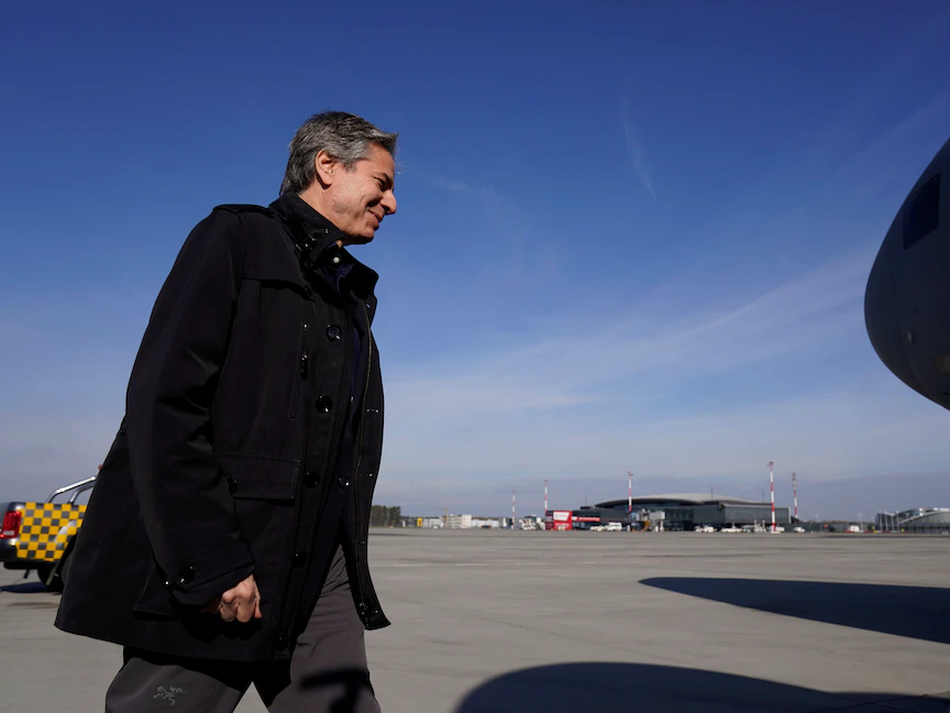 وزير الخارجية الأميركي أنتوني بلينكين يستقل طائرة للعودة إلى واشنطن بعد رحلة مع وزير الدفاع الأمريكي لويد أوستن إلى كييف للقاء الرئيس الأوكراني فولوديمير زيلينسكي، بالقرب من الحدود الأوكراني ، في بولندا - 25 أبريل 2022 - REUTERS