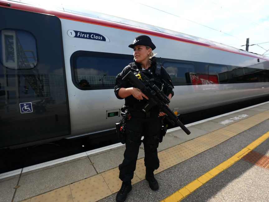 ضابطة شرطة مسلحة تقوم بدوريات في القطارات بعد رفع مستوى التهديد الإرهابي عقب تفجير في مانشستر- 2017 - REUTERS