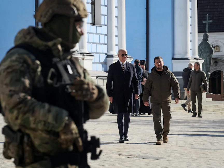 الرئيس الأميركي جو بايدن بجانب نظيره الأوكراني فولوديمير زيلينسكي في العاصمة كييف- 20 فبراير 2023 - REUTERS