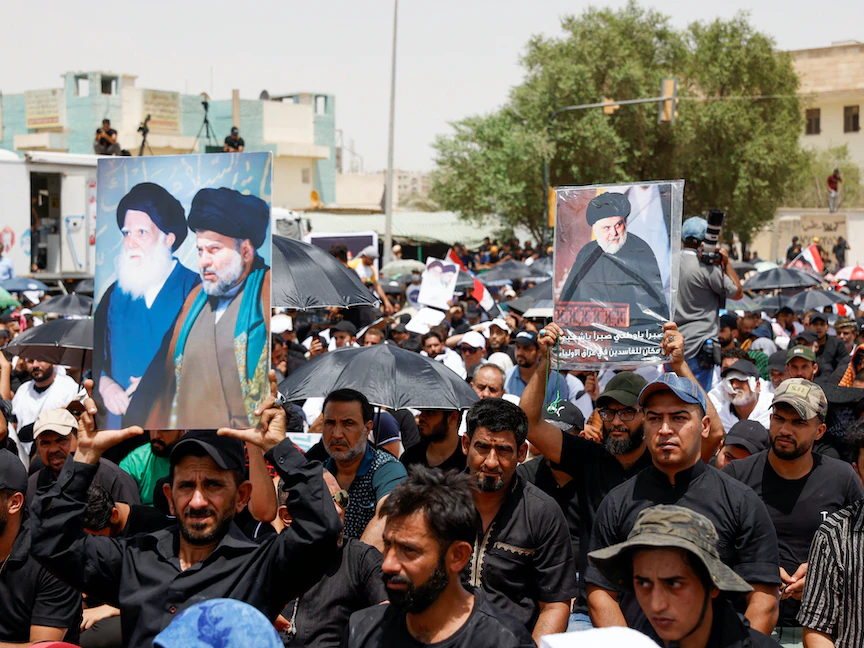 متظاهرون أغلبهم من انصار التيار الصدري يعتصمون أمام مقر البرلمان العراقي. 12 أغسطس 2022 - REUTERS