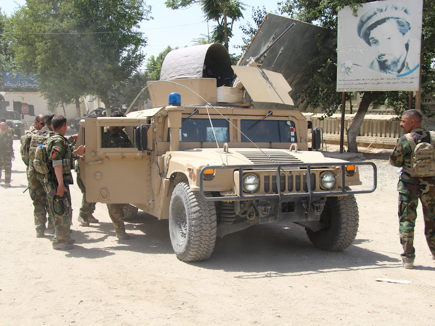 جنود أفغان في موقع يشهد معارك مع "طالبان" في ولاية قندوز - 22 يونيو 2021 - REUTERS