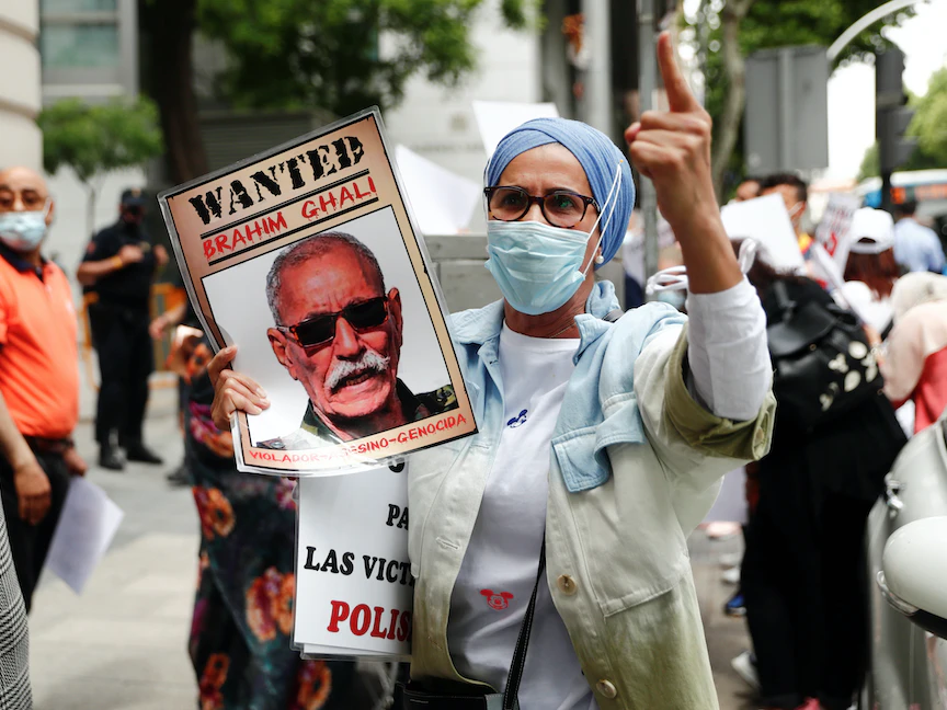 متظاهرة تحمل صورة زعيم جبهة البوليساريو إبراهيم غالي أمام المحكمة العليا الإسبانية - 1 يونيو 2021 - REUTERS