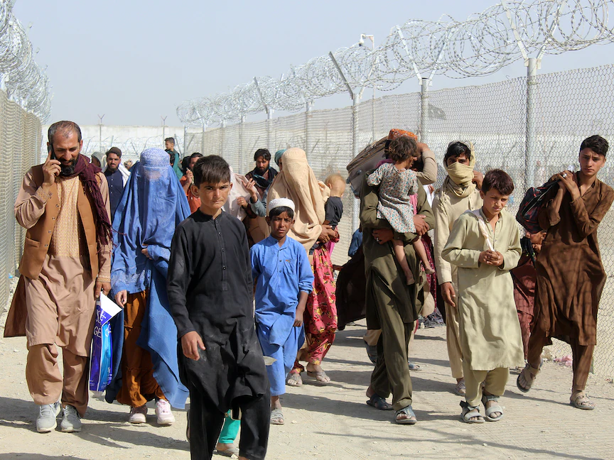 أفغان يعبرون باتجاه باكستان عبر معبر شامان الحدودي بين البلدين - 25 أغسطس 2021 - AFP