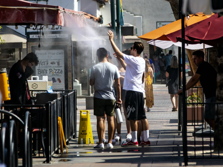أشخاص في ولاية كاليفورنيا أمام أجهزة تبريد في ظل ارتفاع قياسي لدرجات الحرارة - 8 يوليو 2021 - Getty Images