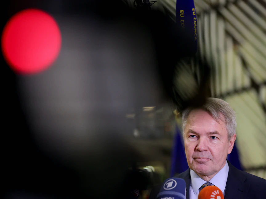 وزير الخارجية الفنلندي بيكا هافيستو يتحدث إلى وسائل الإعلام أثناء حضوره اجتماع وزراء خارجية الاتحاد الأوروبي في بروكسل- 23 يناير 2023. - REUTERS