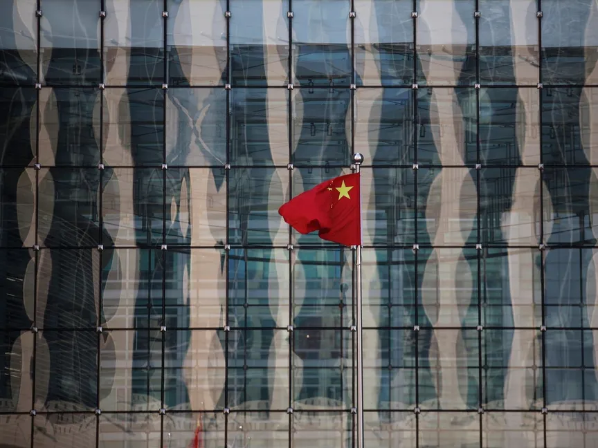 العلم الوطني الصيني في مقر أحد البنوك التجارية بشارع مالي بالقرب من مقر بنك الشعب الصيني البنك المركزي الصيني في وسط بكين - REUTERS