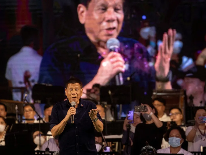الرئيس الفلبيني السابق رودريجو دوتيرتي يغني لأنصاره خلال احتفال قبل انتهاء ولايته في مدرج بالعاصمة مانيلا. 26 يونيو 2022 - REUTERS