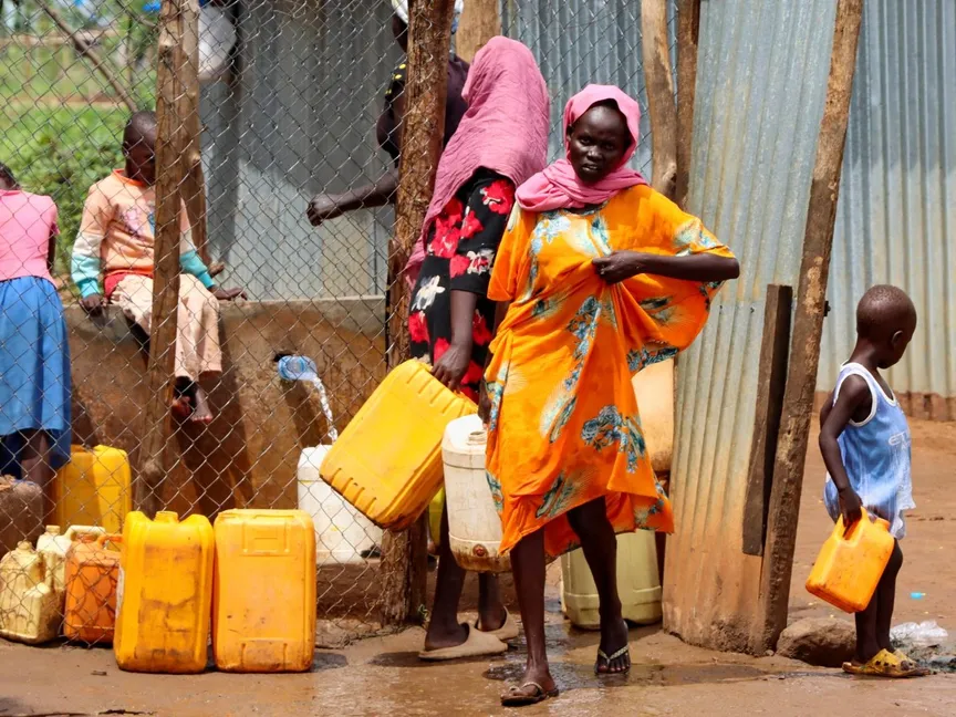 لاجئون من السودان يجمعون المياه من صنبور في مخيم للاجئين قرب جوبا في جنوب السودان- 20 يونيو 2023 - REUTERS
