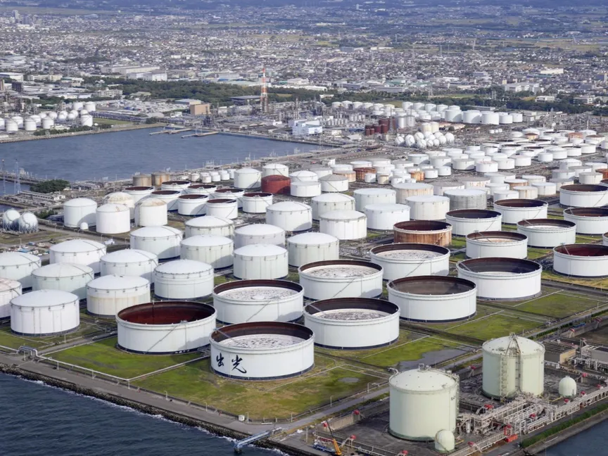 صورة جوية تُظهر خزانات للنفط تابعة لشركة إيديميتسو كوسان في إيتشيهارا شرق طوكيو باليابان. 12 نوفمبر 2021 - Reuters