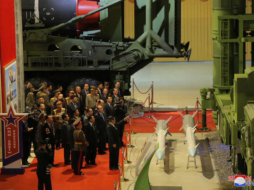 زعيم كوريا الشمالية كيم جونج أون في معرض دفاعي في العاصمة بيونج يانج. 12 أكتوبر 2021 - REUTERS