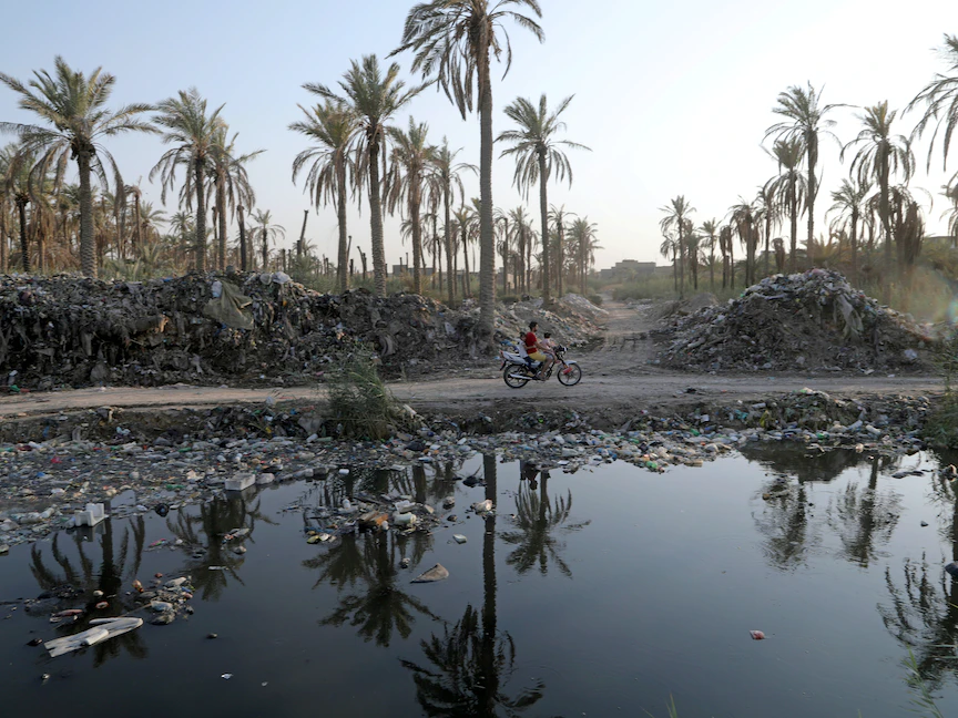 قناة مائية تجري من نهر الفرات في كربلاء العراق-23 سبتمبر 2020 - REUTERS