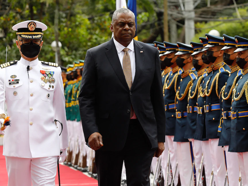 وزير الدفاع الأميركي لويد أوستن عند وصوله إلى مانيلا، عاصمة الفلبين في زيارة لمناقشة التعاون الدفاعي - 2 فبراير 2022 - AFP