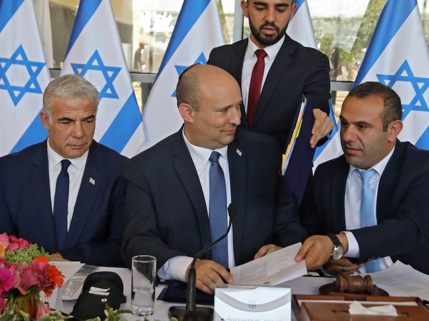 رئيس الوزراء الإسرائيلي نفتالي بينيت ووزير الخارجية يائير لبيد وعضو الكنيست أبير كارا، في اجتماع أسبوعي لمجلس الوزراء بالقدس. 29 مايو 2022 - REUTERS