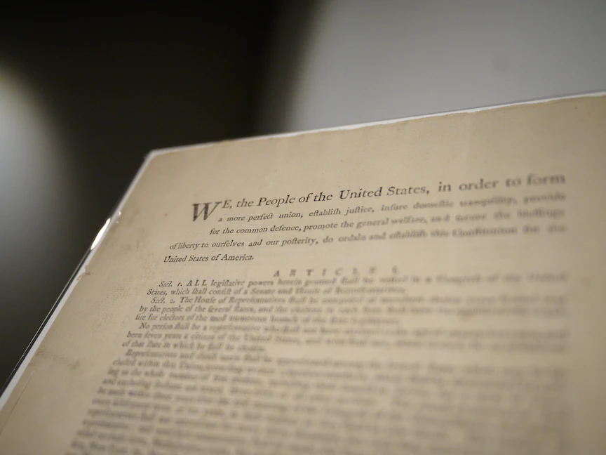 صفحة من الطبعة الأولى لدستور الولايات المتحدة في مكاتب دار مزادات "سوذبيز" بنيويورك - 17 سبتمبر 2021. - AFP